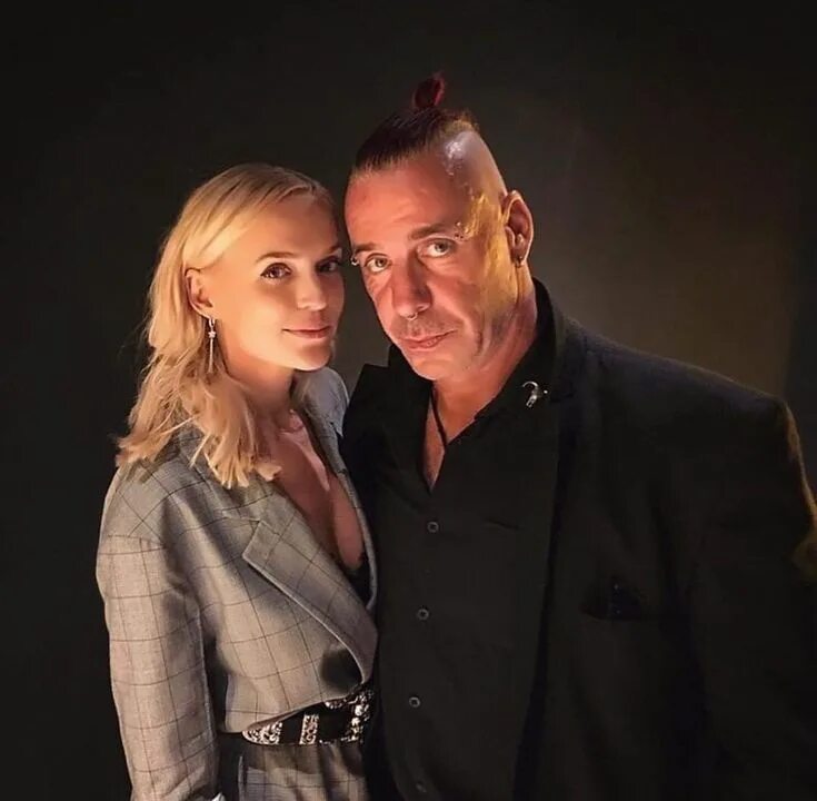 Тилль линдеманн с дочерью. Till lindemann с женой. Тилль линдеманн с дочерью. Тилль линдеманн с женой. Линдеманн жена.