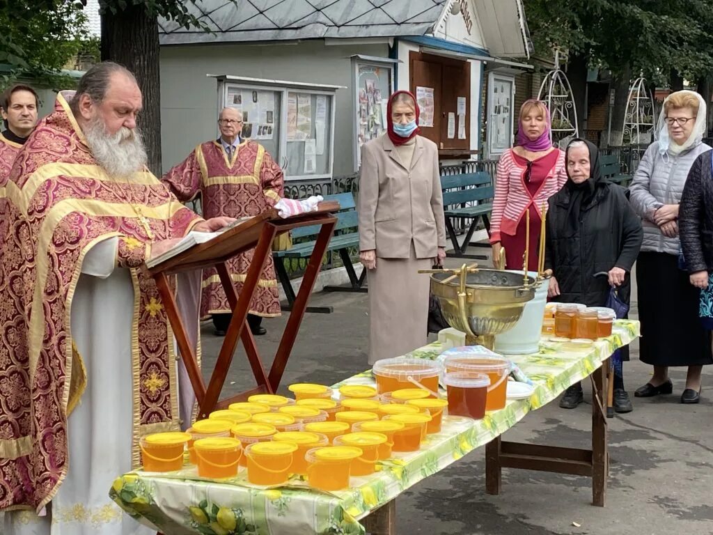 Медовый спас 2020 года. Медовый спас освящение воды. Всенощное бдение накануне медового Спаса. Фото празднования первого Спаса. Спас 2020 году