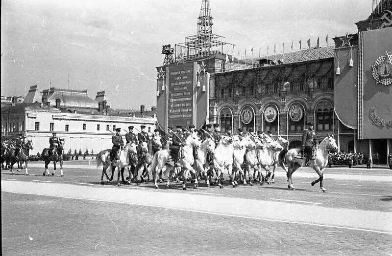 Мая 1951. Кавалерия на параде Победы 1945. Парад Московского гарнизона 1922 год. Парад Победы кавалерия. Парад на красной площади 1 мая 1941.