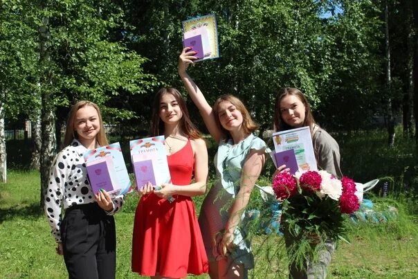 Число вручения аттестатов 9 класс. Вручение аттестатов 9 кл фото. украшение зала на вручение аттестатов 9 класс. картинка вручение аттестатов 9 класс. сценарий вручения аттестатов в 9 классе интересный.