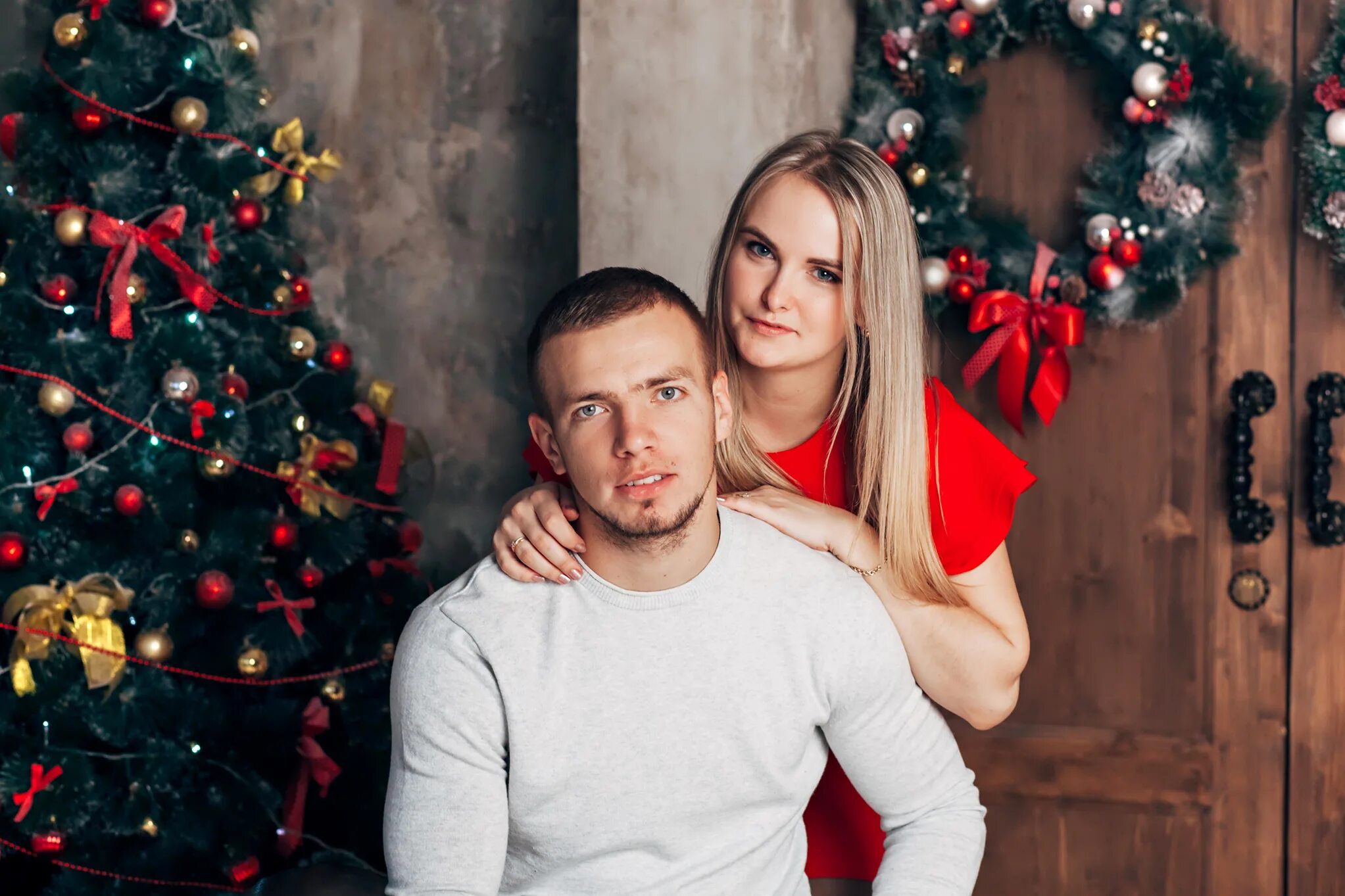 фотосессия лав стори в студии. фотосессия лавстори в студии. студия пара. новогодняя фотосессия пары в студии. лавстори фотосъемка в студии.
