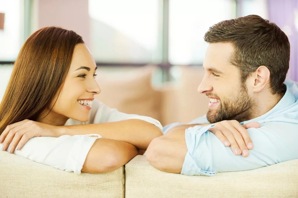 Looking at each other. Мужчина и женщина вместе на семинаре. Couple looking at each other. Man and woman smiling at each other. Foto муж дев.