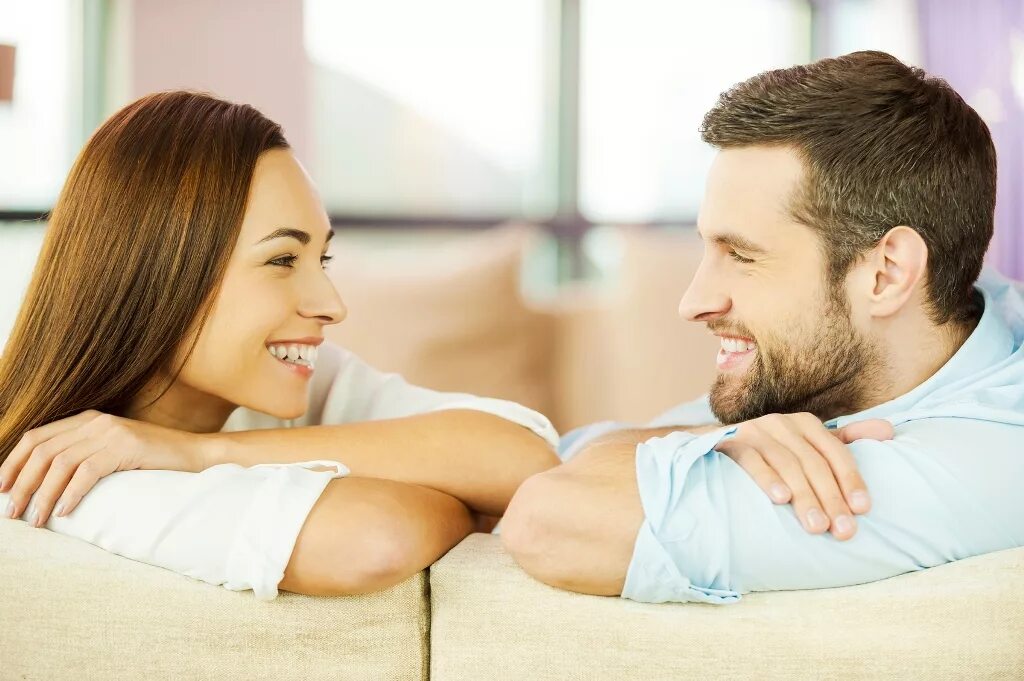 Мужчина и женщина вместе на семинаре. Man and woman smiling at each other. Foto муж дев. Couple looking at each other.