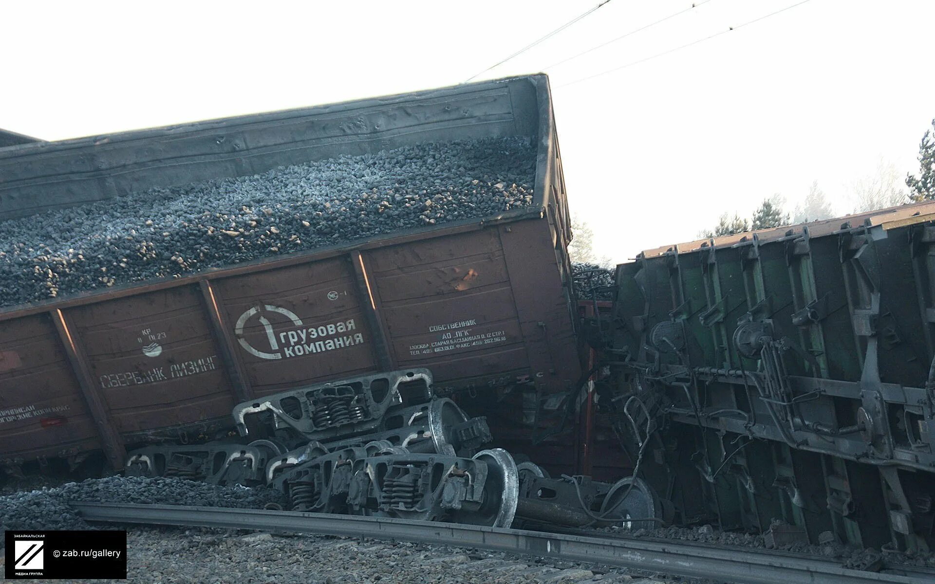Вагон хоппер твсз. 25 вагон. Полувагон твсз. Цельнометаллический вагон фд 5002. Сход вагонов в зилово.