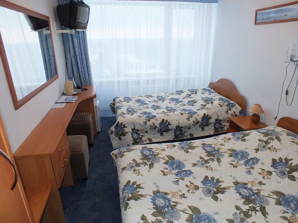 Набережная сызрань каскад. Самара жилые районы. Отели самары на берегу волги. Домик на волге. Гостиница в самаре на набережной волги.