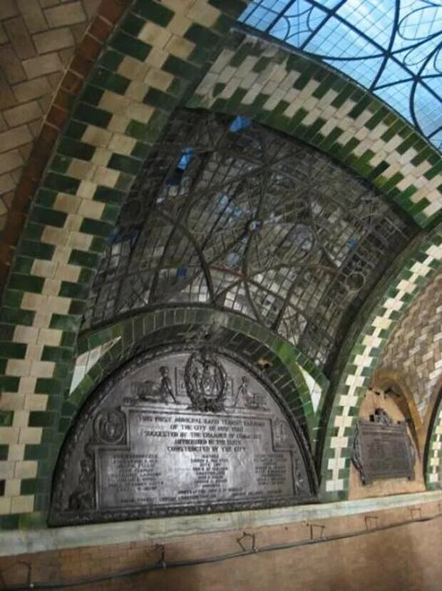 Где была охрана сити холл. Станция Сити-Холл Нью-Йорк. Станция City Hall в Нью-Йорке. Сити Холл метро Нью-Йорка. Сити Холл станция метро в Нью-Йорке.
