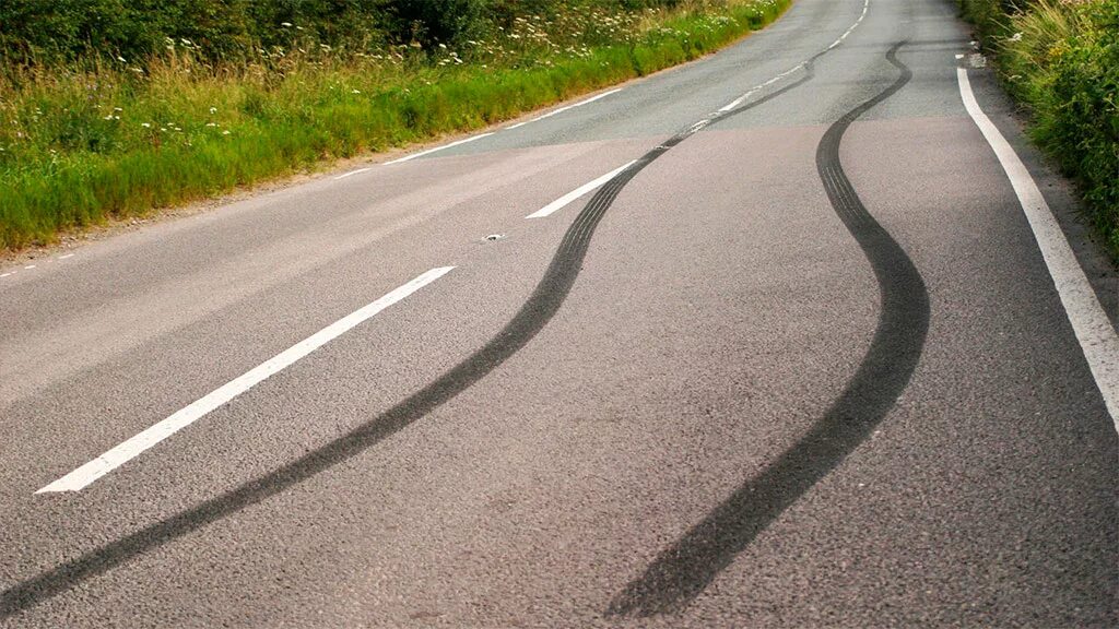 следы торможения на асфальте. следы шин на асфальте. следы торможения на асфальте. следы шин на асфальте. тормозной путь.