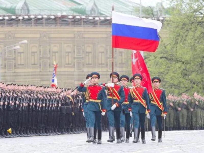 9 мая 2011. Флаг России у военных на параде. Российские военные со знаменем. Знамя Победы на параде. Солдат с флагом России.