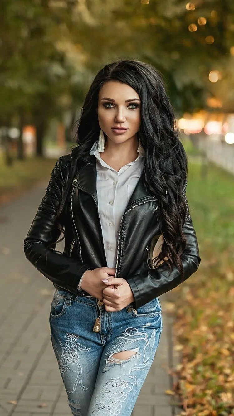 Брюнетка х. Sarah kern косуха. брюнетка в кожаной куртке. красивая девушка в кожаной куртке.