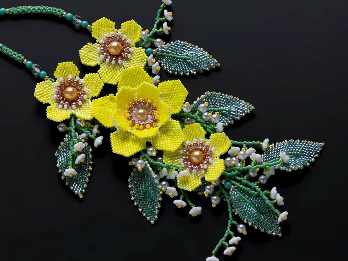Бисероплетение 2022. Плоские цветы из бисера и бусин. Бисер цветы из бусин. Бисер объемный цветок. Серединка для цветка из бисера.