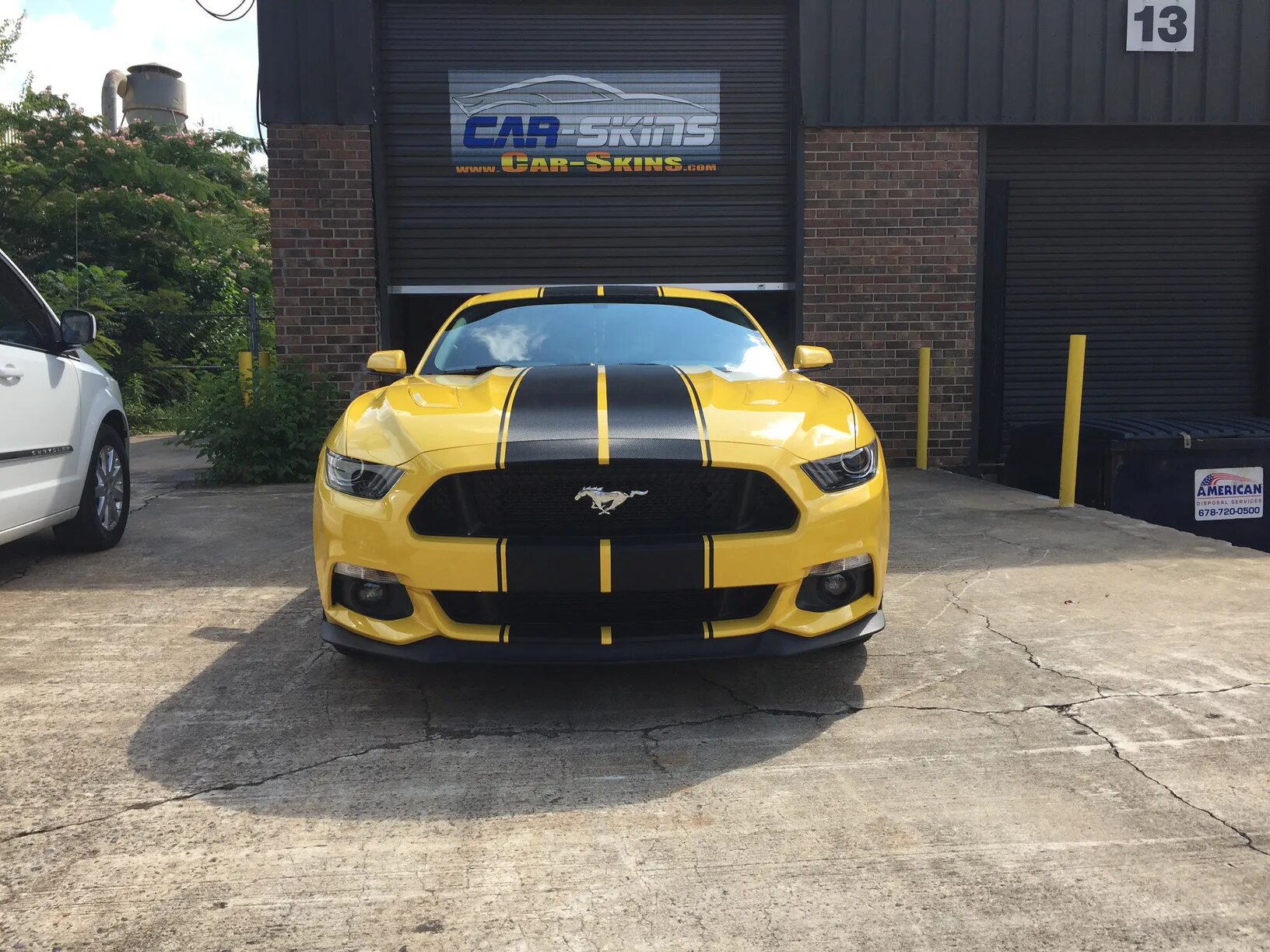 Форд Мустанг желтый 2012. Форд Мустанг желтый. Ford Mustang желтый. 2006 Ford Mustang gt Yellow White Stripes. Машина с черными полосками