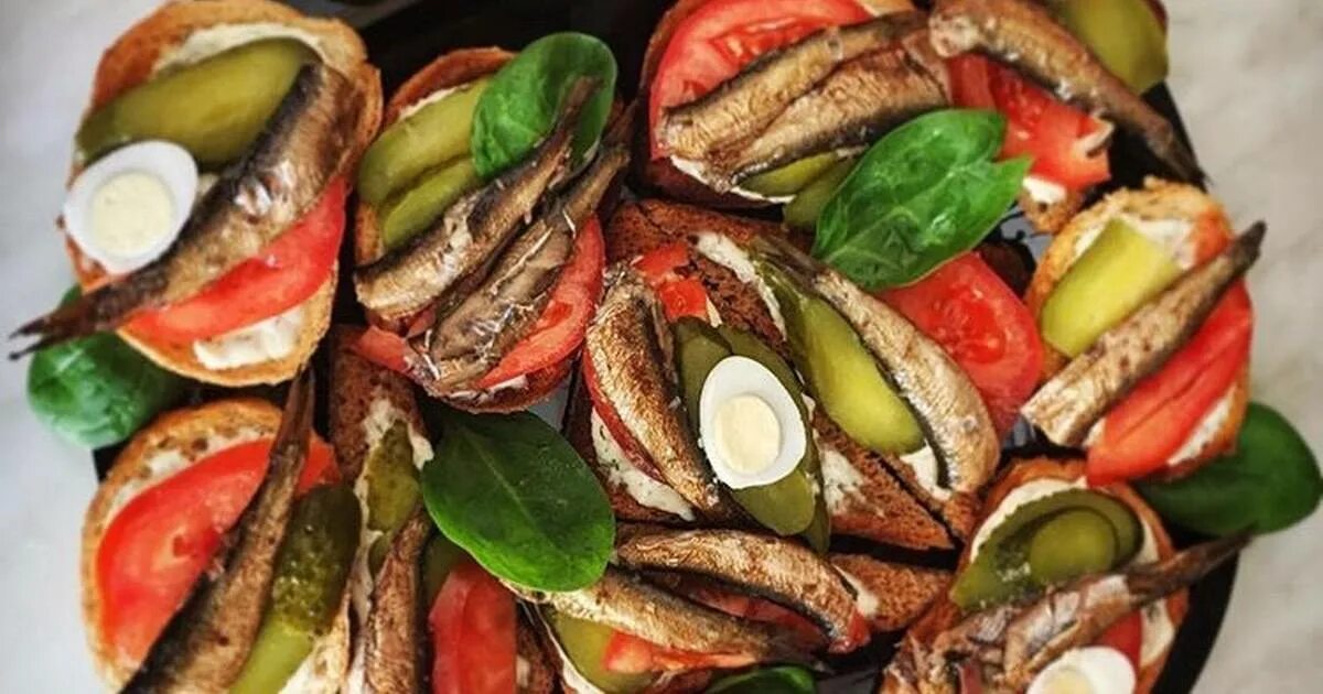 шпажки со шпротами. закуски для фуршета со шпротами. канапешки со шпротами. шпажки со шпротами. шпажки со шпротами.