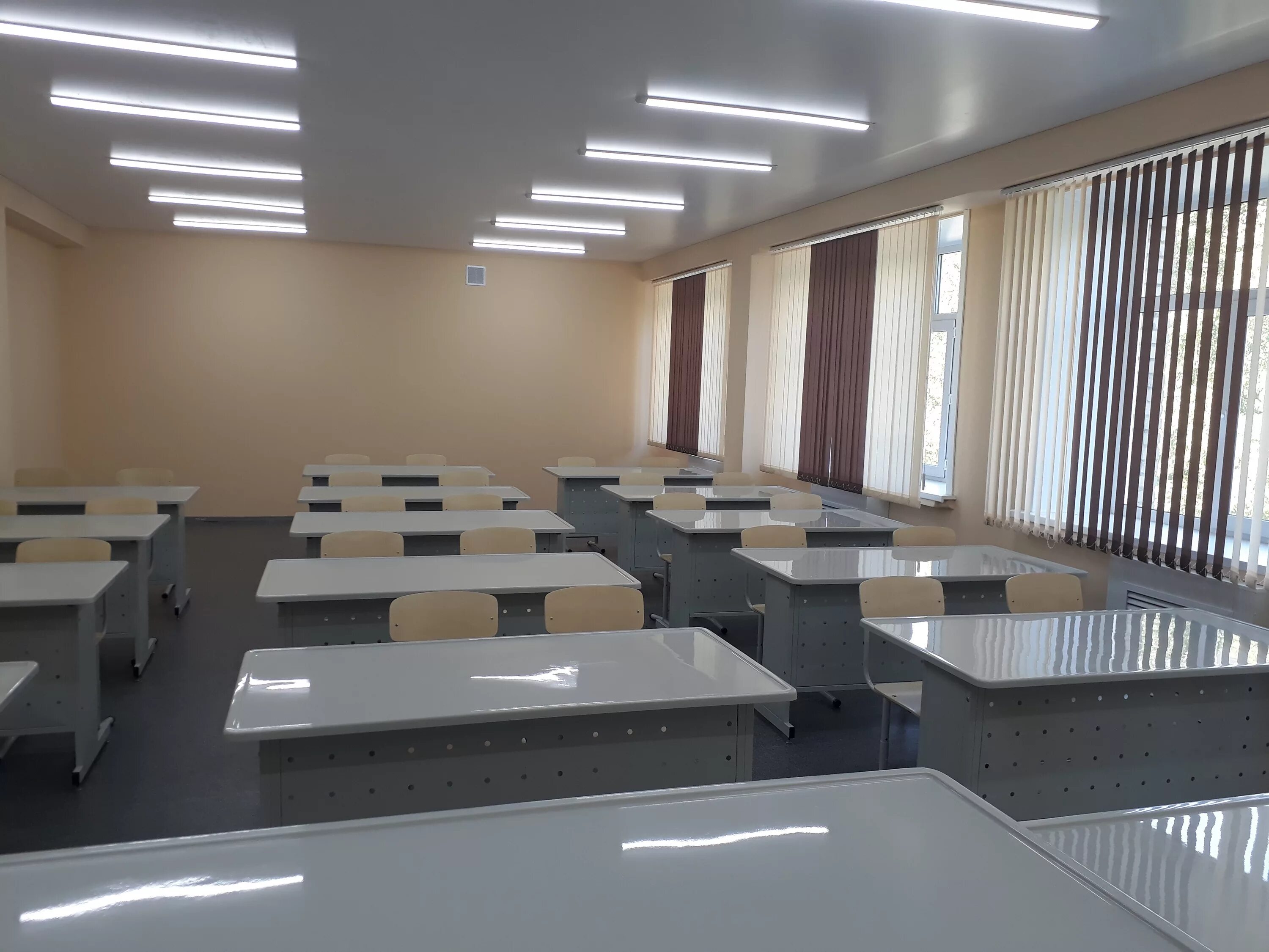 помещение под школу. школьная комната для занятий. помещение под школу. дизайн первого этажа школы. интерьер школы.