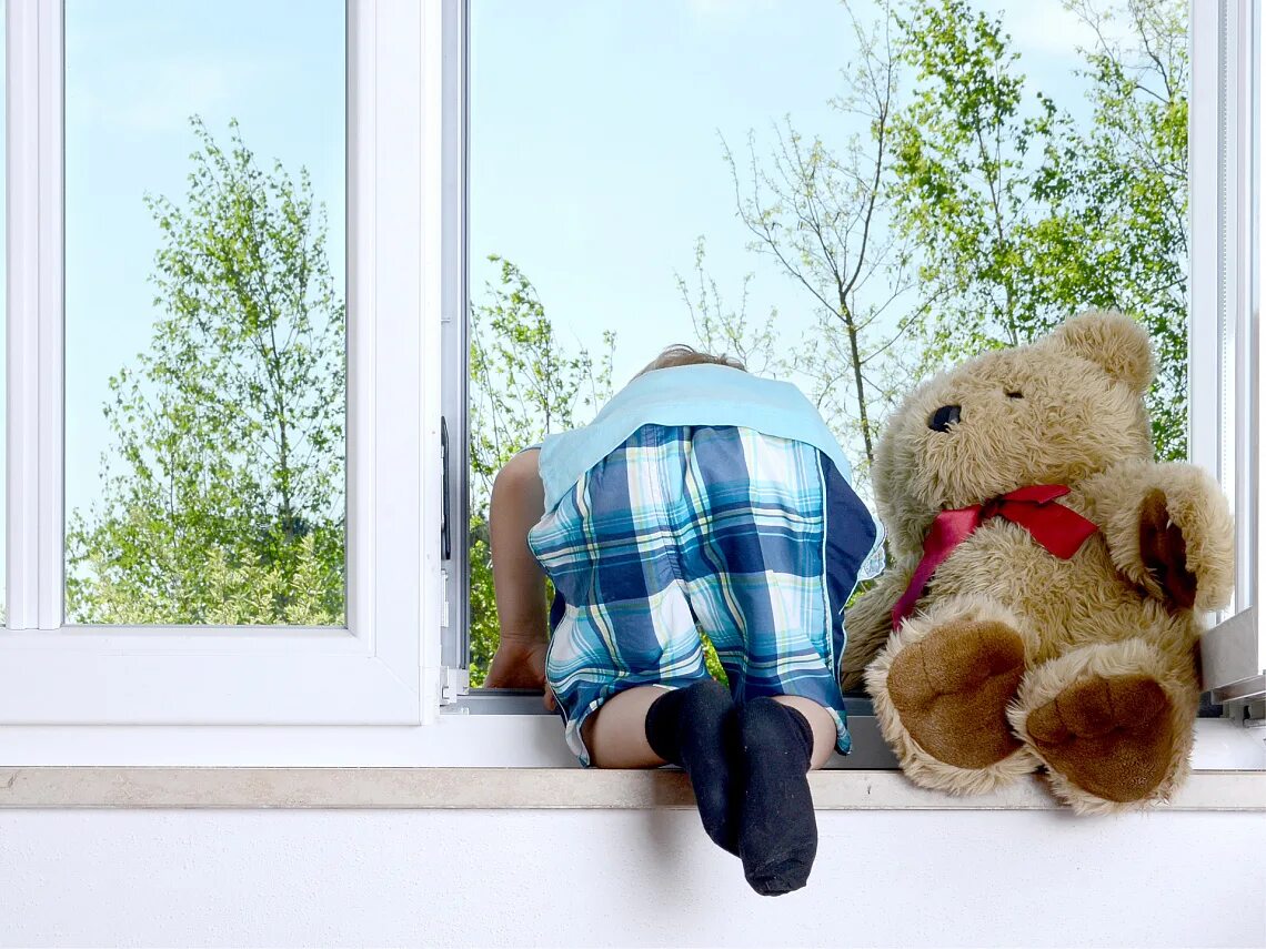 Девочка на подоконнике. Девочка за столом. Девочка с собакой. Маленькая девочка у окна. Безопасные окна для детей.