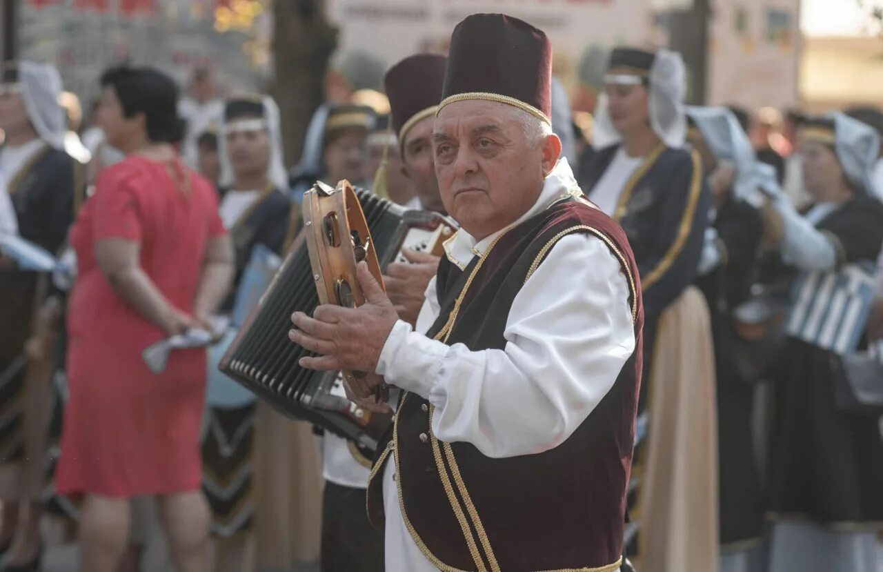 Гинайкратия фестиваль женщин в греции. Жители греции. Древние этруски. Греки народ. Национальный танец греции сиртаки.