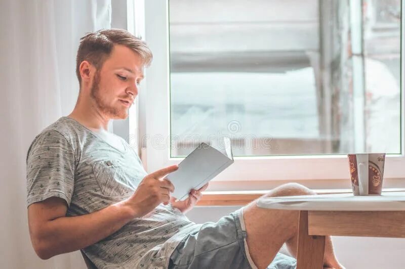 Tom started reading. Мужчина читает. мудрый молодой человек. парень читает книгу. man reading book.
