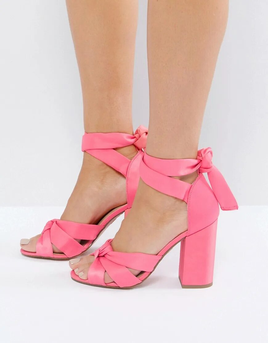 Босоножки на блочном каблуке New look. Атласные босоножки на каблуке New look. Розовые босоножки на каблуке. Розовые босоножки на шпильке.