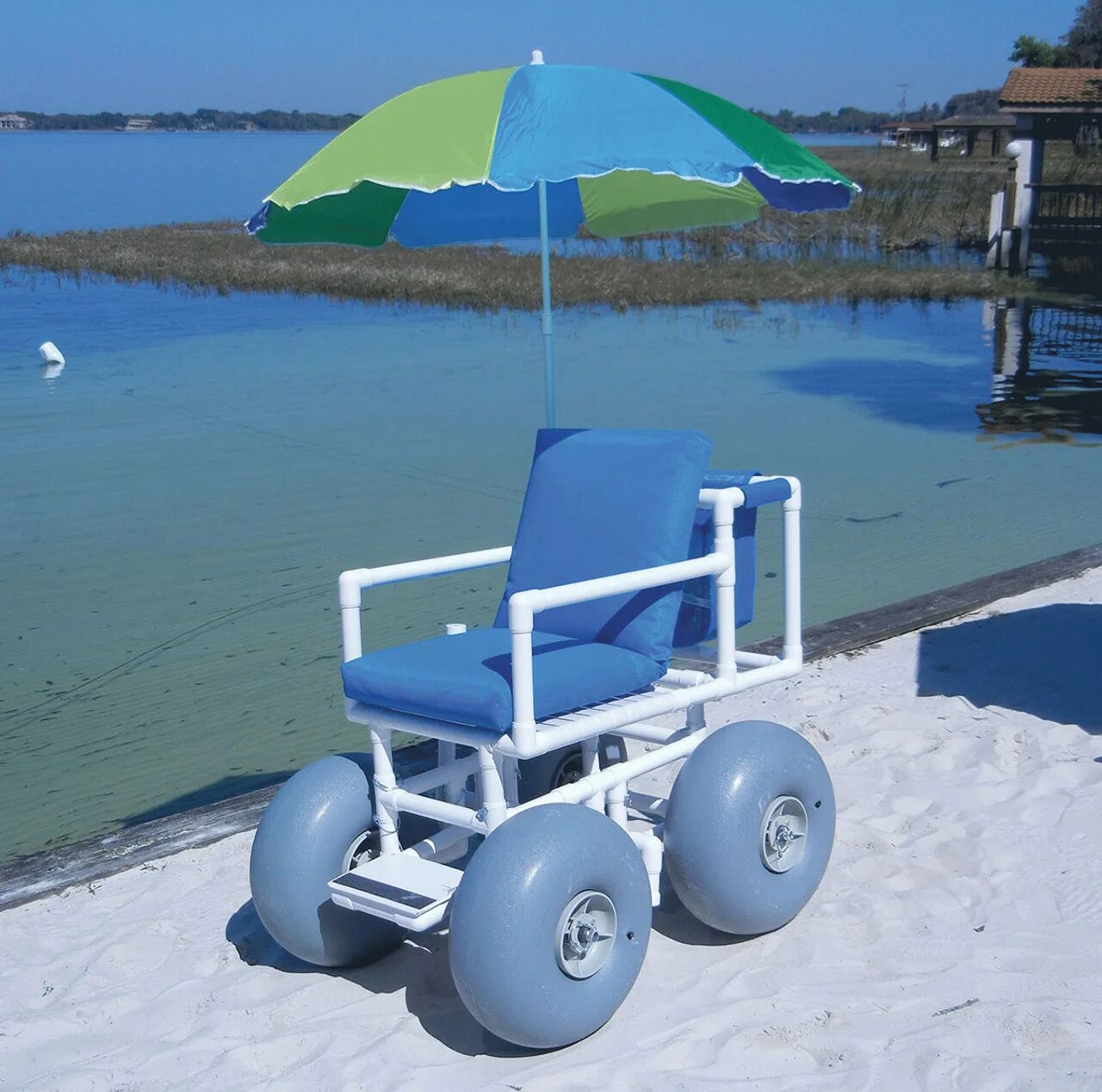 Пляжная коляска для инвалидов. Коляска для купания инвалидов. Инвалидная коляска на море. В инвалидном кресле на пляже.