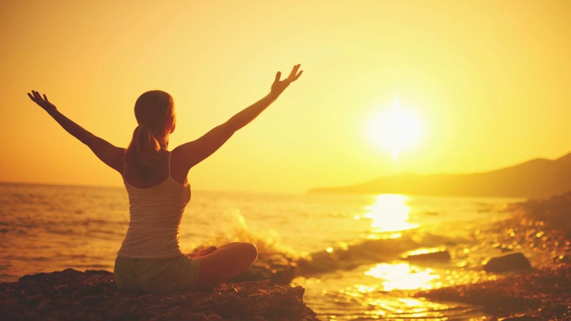 Музыка здоровья и энергии. Девушка на Восходе солнца. Медитация на Восходе солнца. Счастье солнце. Йога на рассвете.