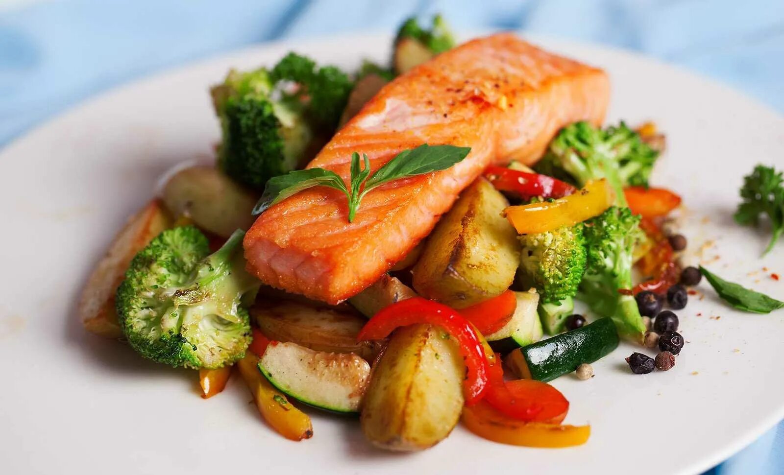 Таблица шелдона раздельное питание. Гарнир к рыбе. План питания для сушки тела для девушек. Простые салаты таблица. Какие овощи подходят к рыбе.