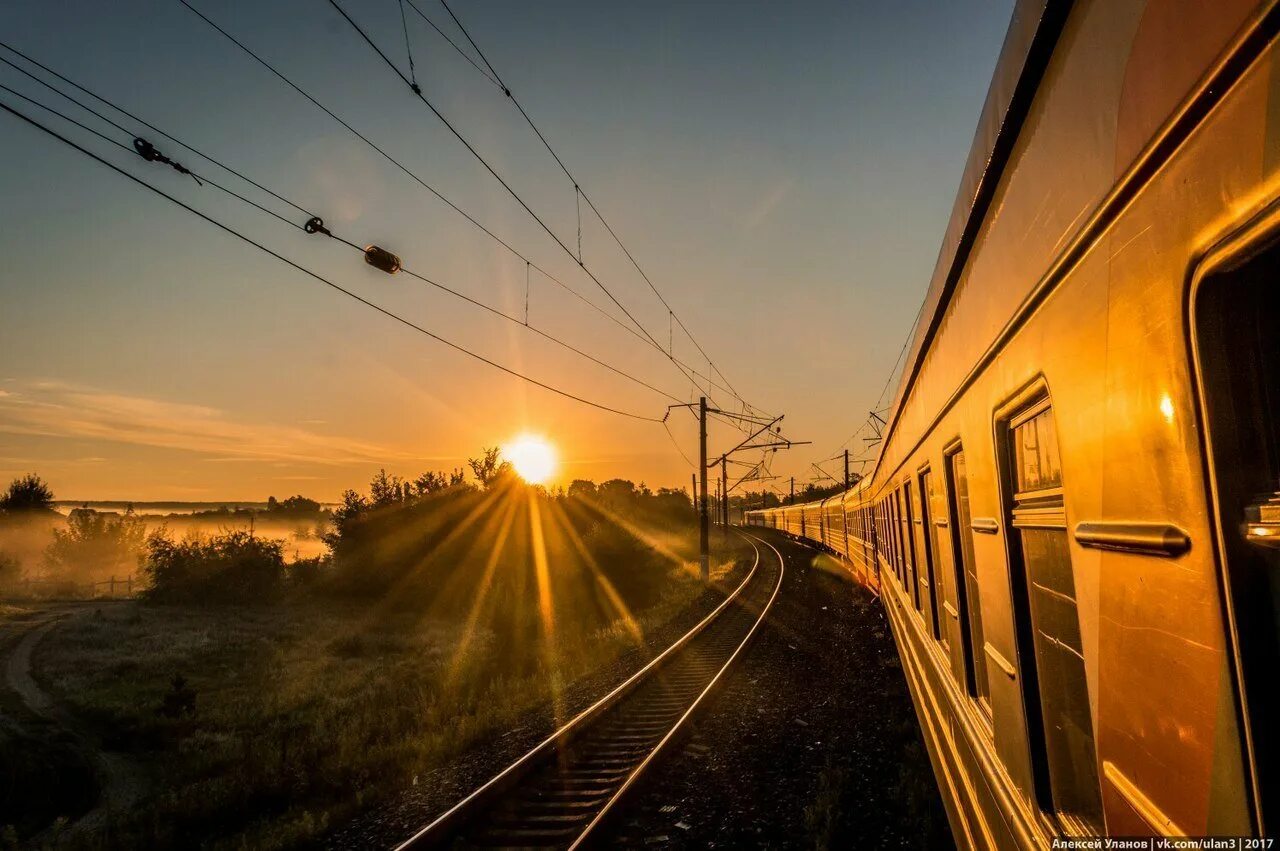 Уехал в край далекий. Окно поезда. Красивый вид из поезда. Красивый вид из окна поезда. Российские поезда.