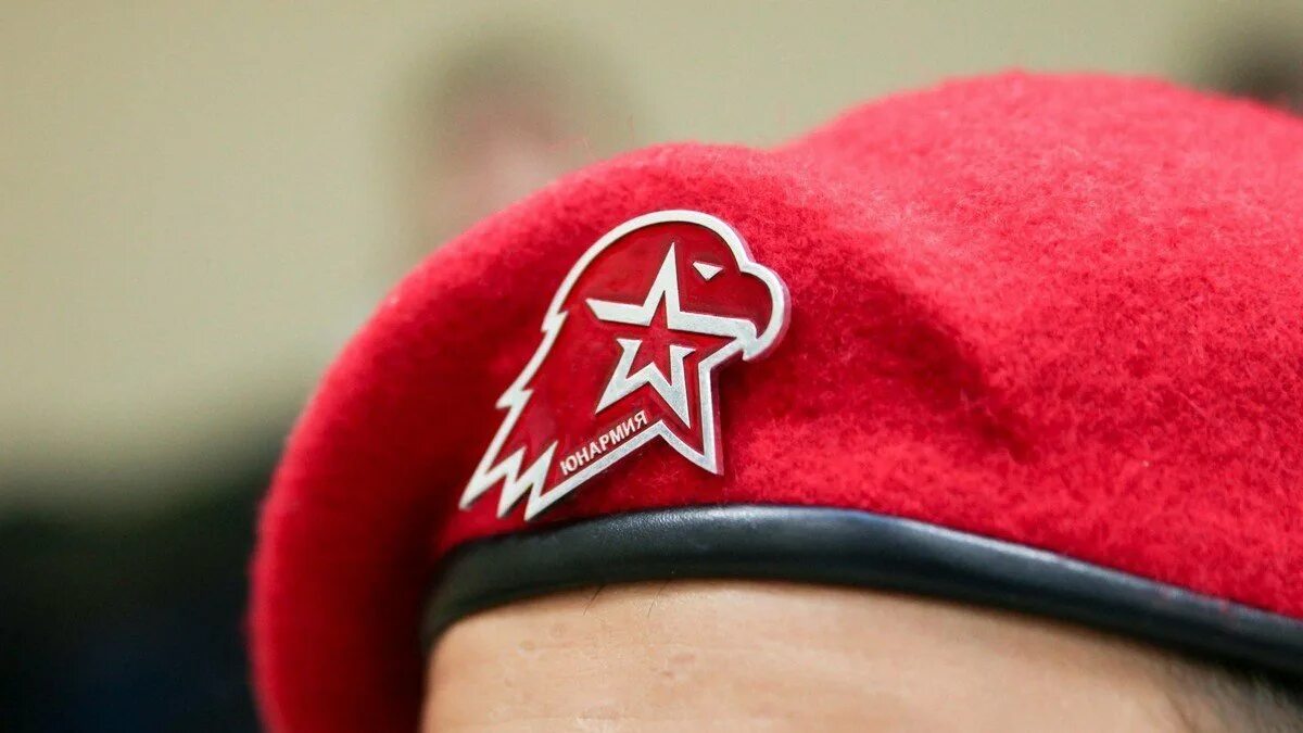 Носит ьерет юнармии. Военная форма с красными беретами. Берет юнармия. Как отбить берет. Юнармейский берет.