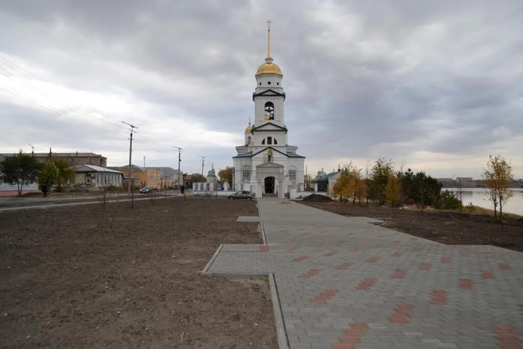 Храм на площади Троицк Челябинской области. Набережная Троицк Челябинская.