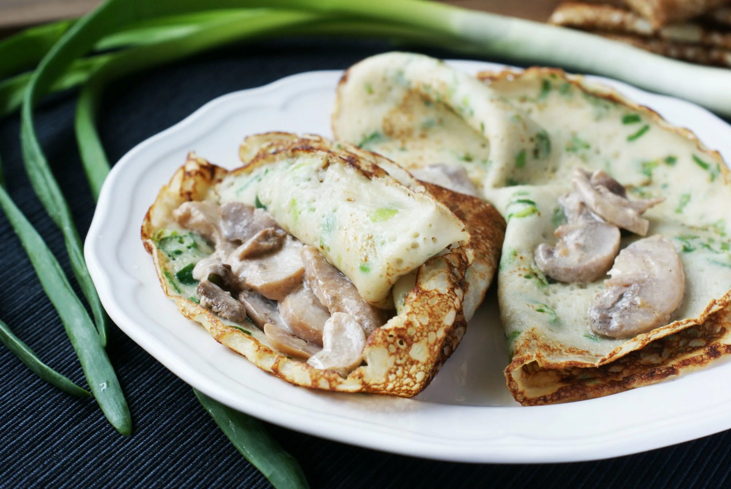 блины с грибами. блины с курицей и грибами. блины с курицей. блины с курицей и грибами. блины с курицей.