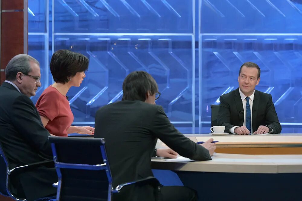 Лестница правительства рф. Медведев пять способов лечения. Лестница правительства рф. Разговор с дмитрием медведевым 2008. Премьер интервью.