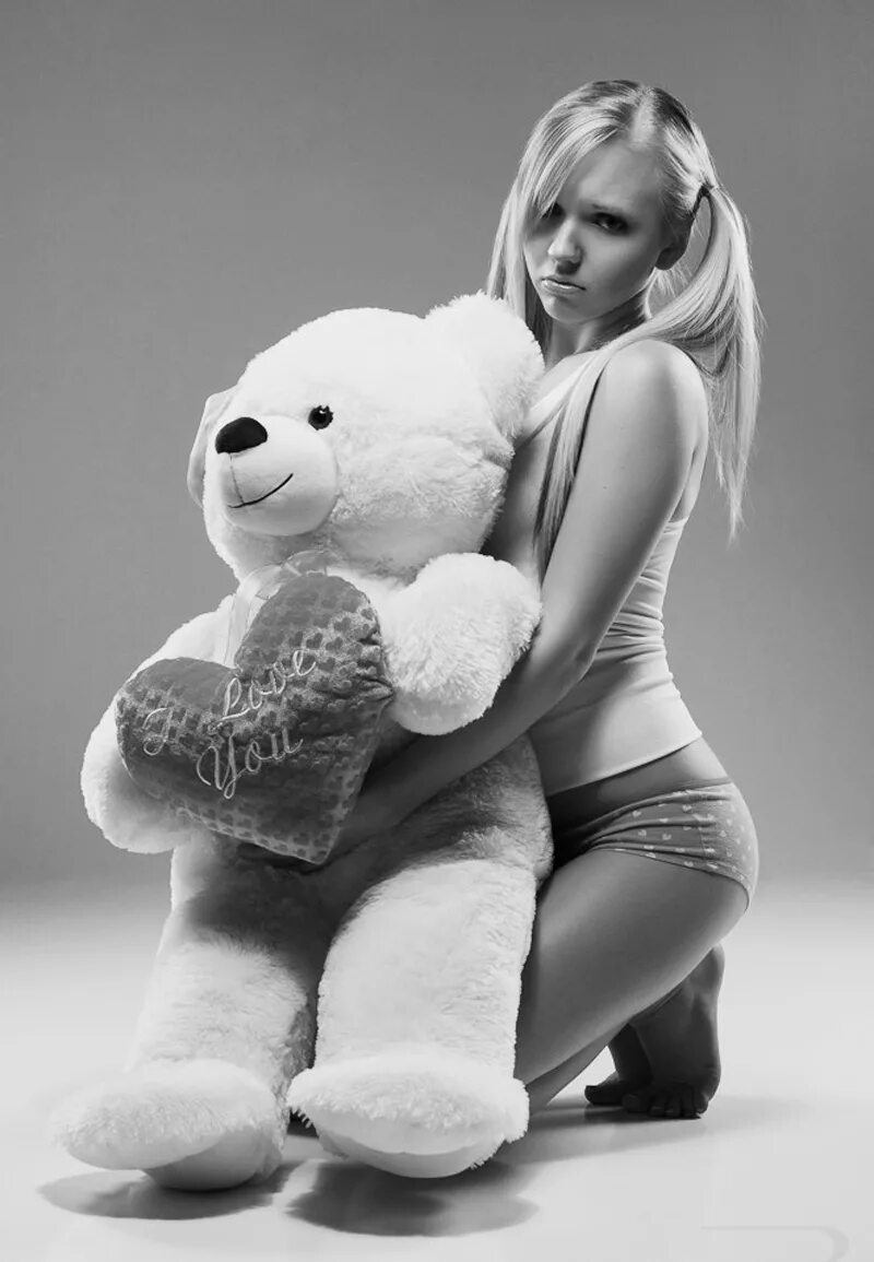 Девушка с игрушкой. Блондинка с плюшевым мишкой. Девушка с игрушкой. Девушка с мишкой. Девушки с игрушками видео.