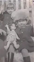 Слева мальчик