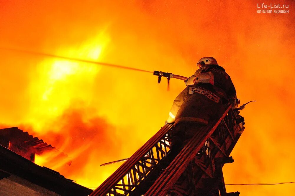 тушение пожара. пожарные на пожаре. пожарные тушат пожар. пожар в мегаполисе. пожар в здании.