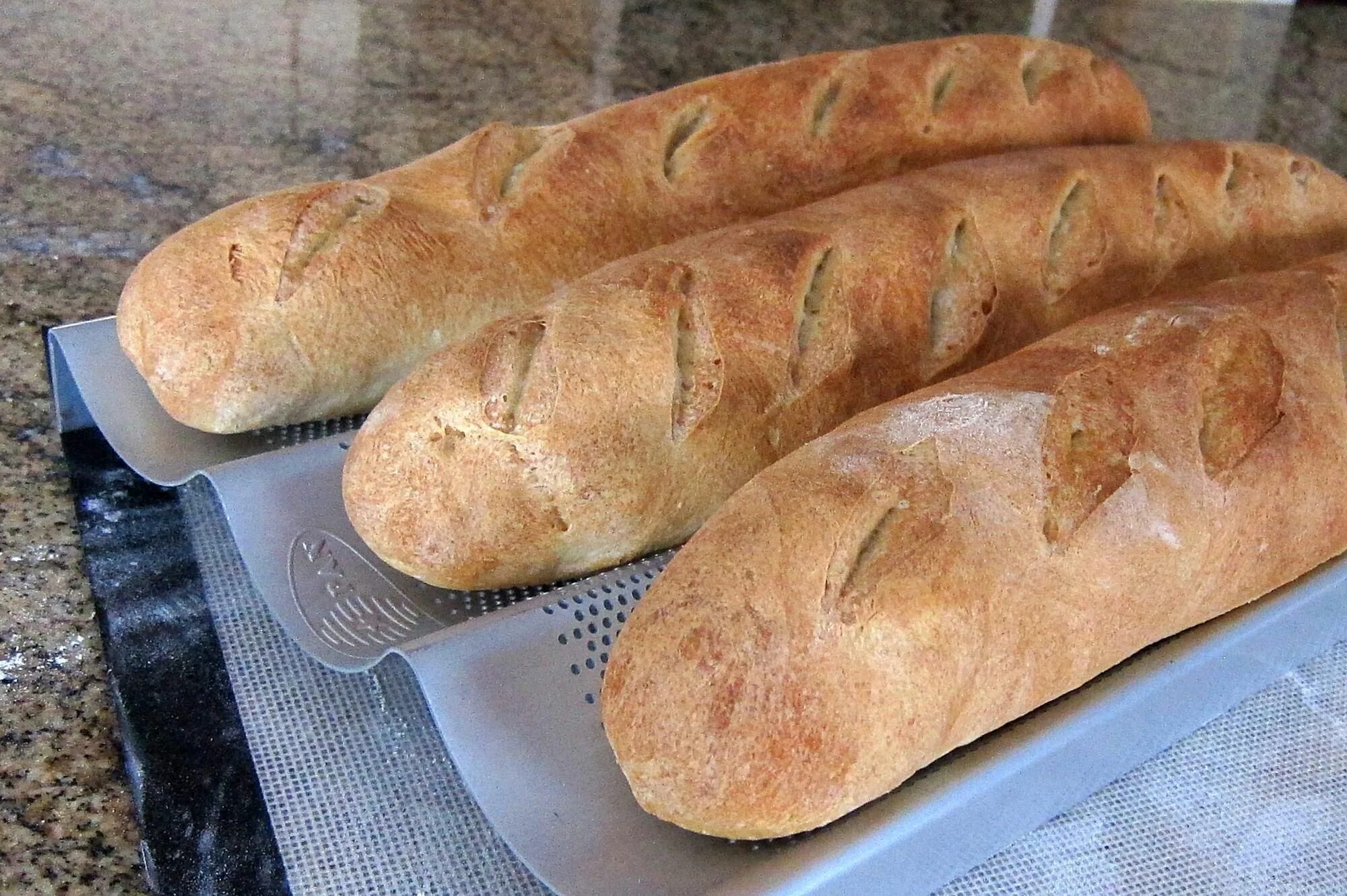 Французский багет в домашних. Французский хлеб. Багет французский. Национальные хлебобулочные изделия. Багет хлеб.