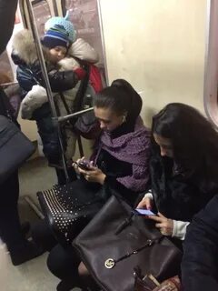 Метро уступайте места женщинам