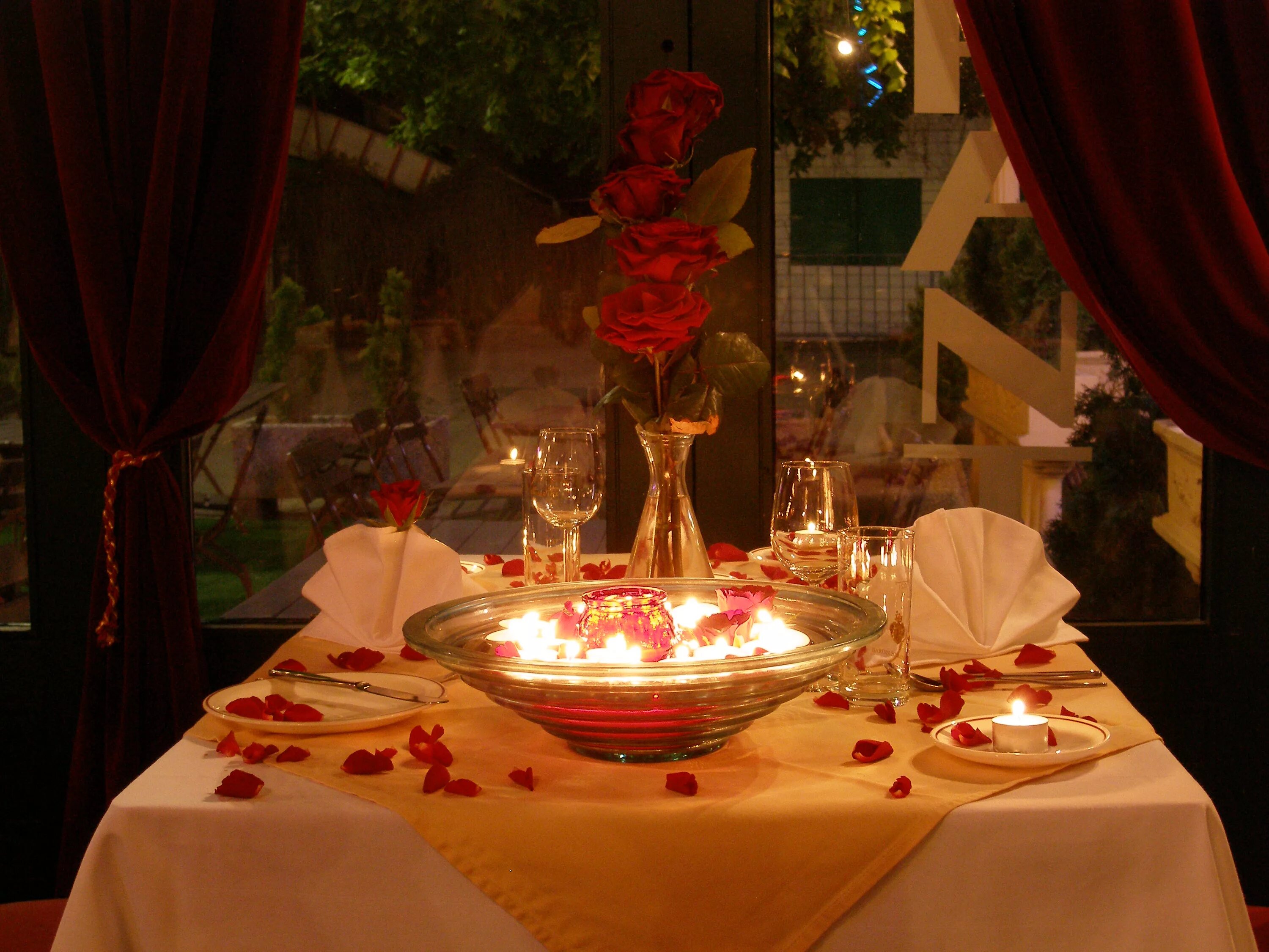 Романтик дома. Столик для романтического ужина. Ужин при свечах для любимого. Романтика при свечах. Романтический вечер для двоих.