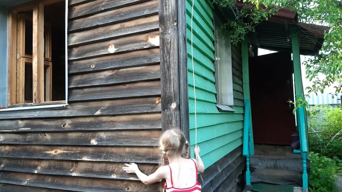 Какой краской покрасить старый деревянный дом. Покраска старого деревянного дома. Покрасить старый деревянный дом снаружи. Покраска старого деревянного домика на даче. Покраска старого деревянного дома снаружи.