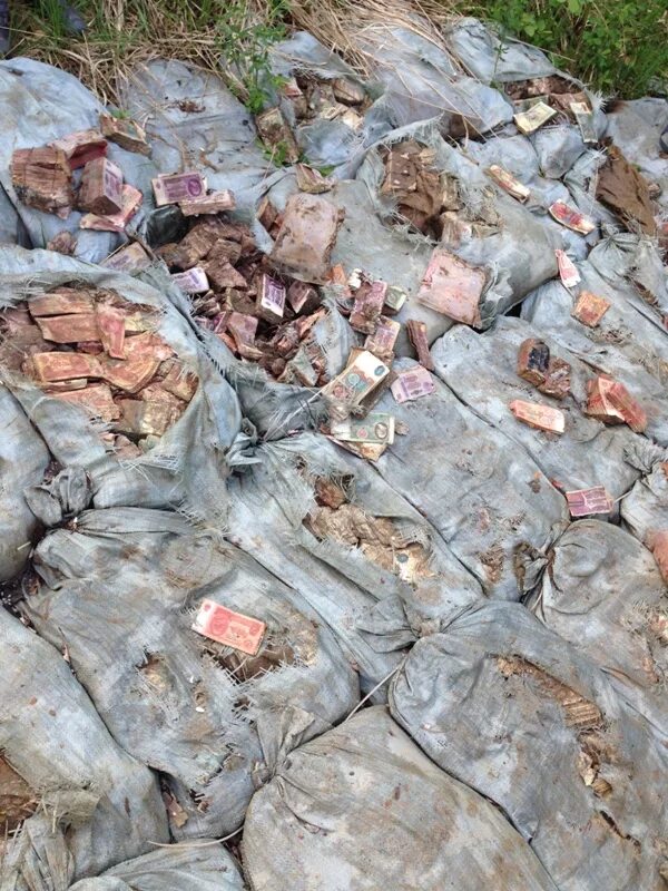 Лом меди м12. Копаный металлолом. Находки металлолома 2022 с металлоискателем. Свалка денег. Свалка из книг.