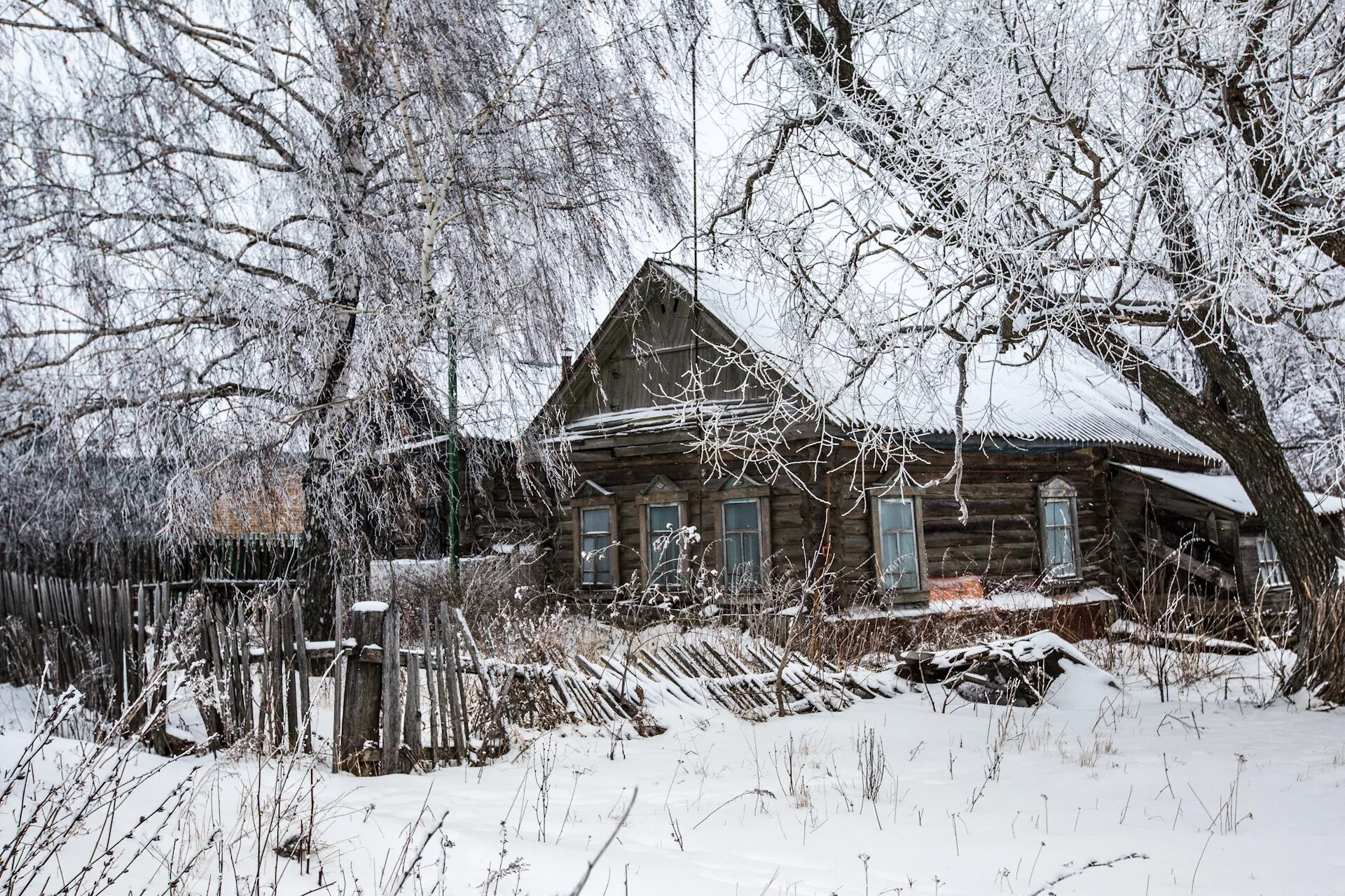 Кругом была глушь. Старый дом в деревне зимой. Деревенский домик зимой. Заброшенная деревня. Заброшенный деревенский дом.