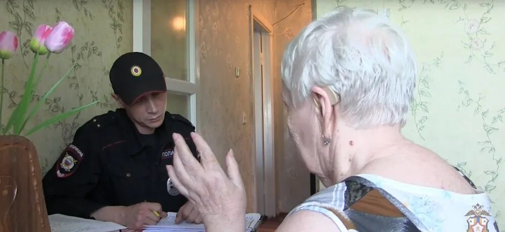 Кража у пенсионерки. Пенсионерка плачет полиция. Пенсионерка из Тольятти. Пенсионер плачет в полиции.
