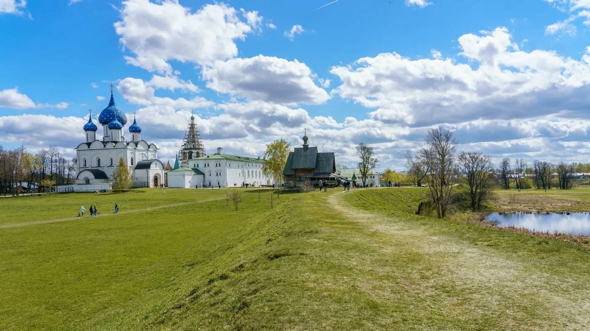 Словно в мае суздаль. Суздальский кремль. Река каменка суздаль. Суздаль монастырь василия великого. Суздаль на руси.