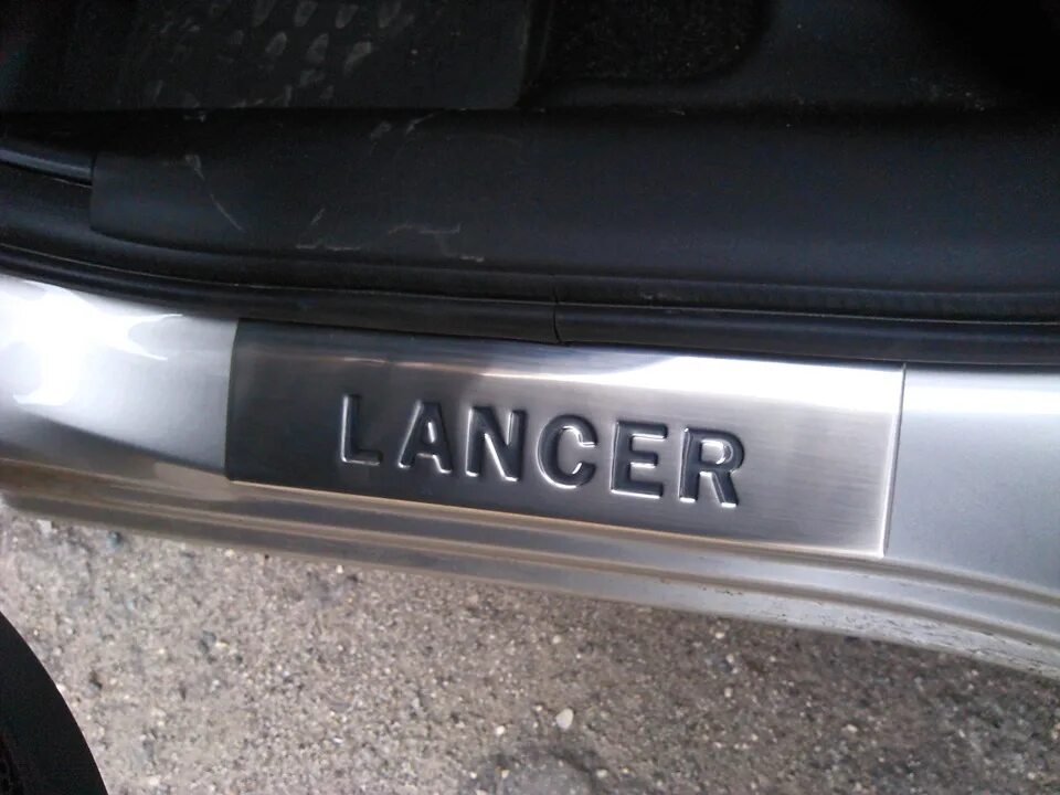 Накладки порога лансер. Накладки на пороги Mitsubishi Lancer 10. Накладки на пороги Лансер 10. Митсубиси Лансер накладки на порог. Накладки порогов Лансер 10 2008 артикул.