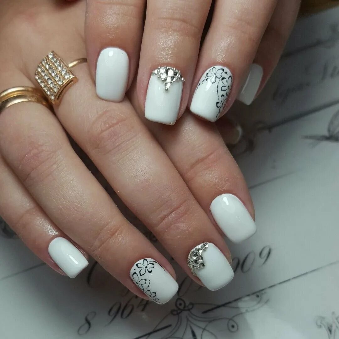 новогодний маникюр серебристый. зимний маникюр. новогодний маникюр на длинные ногти. новогодний дизайн с белым цветом. белый зимний маникюр с блестками.