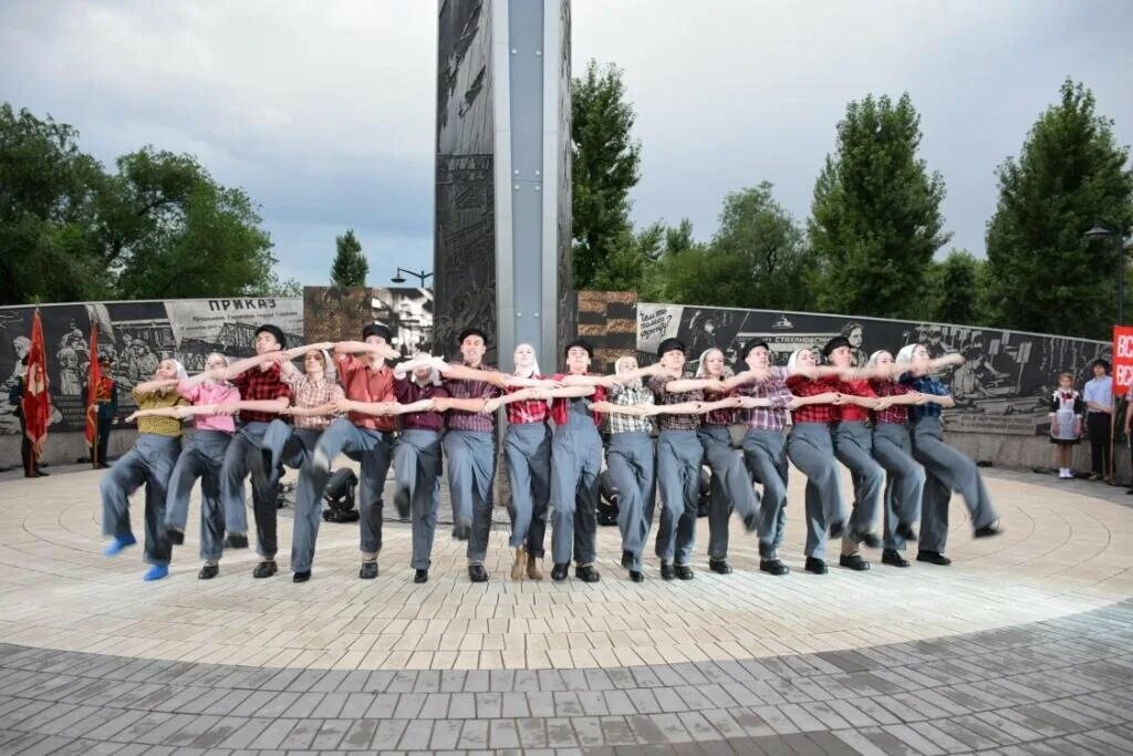 Памятник трудовой доблести Саратов.