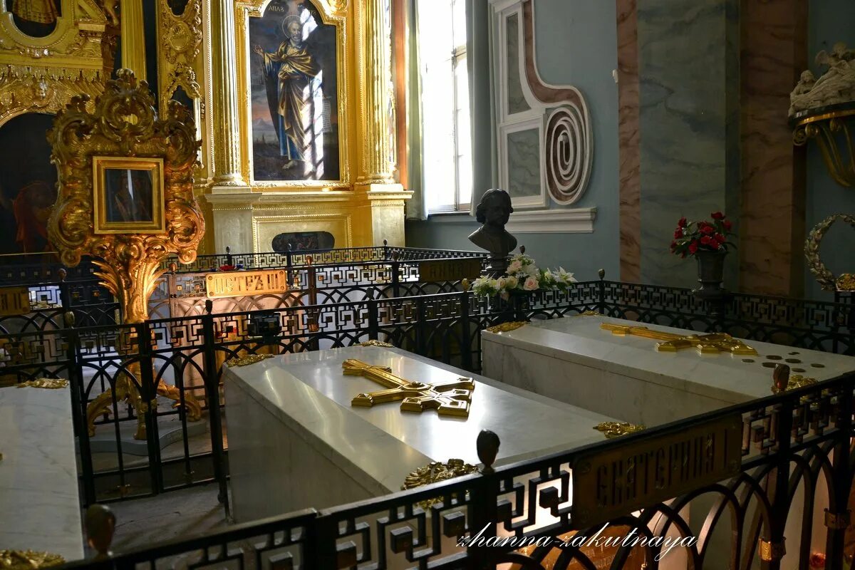 Усыпальница петра 1 в петропавловском соборе. Могила петра 1 в петропавловской крепости. Императорская усыпальница. Петропавловская крепость усыпальница романовых. Императорская усыпальница.