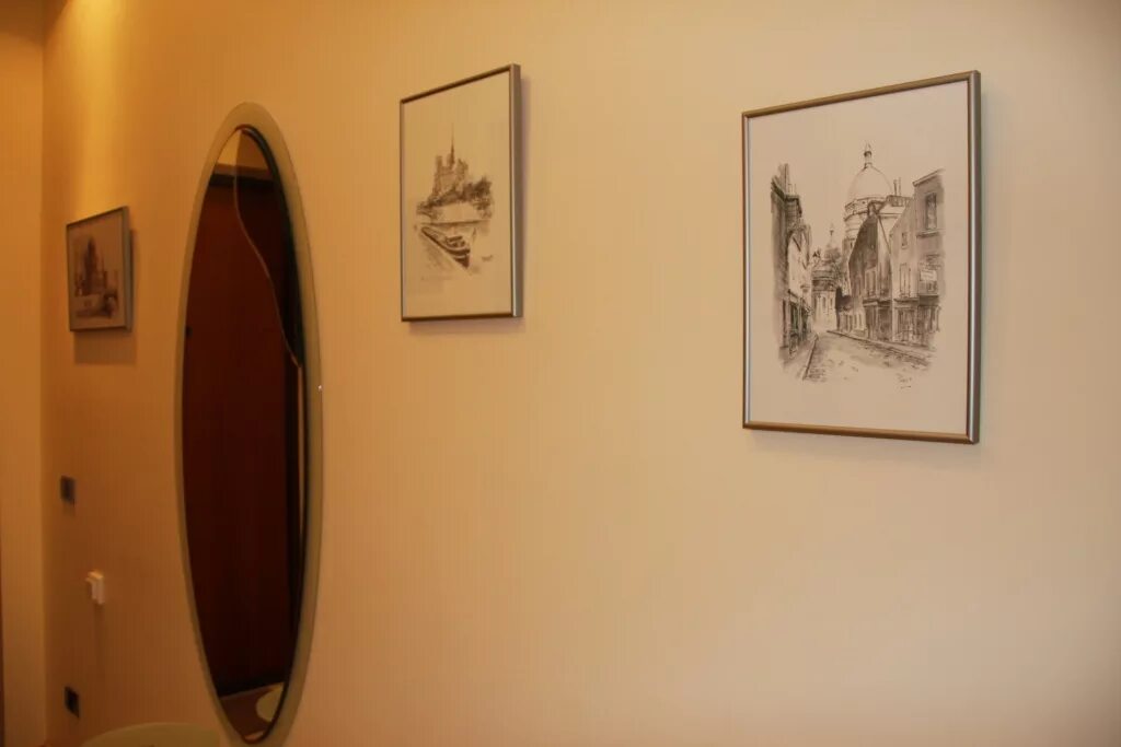 На против двери висел пестрый плакат. Картина в прихожую. Картина в коридор. Картина в коридоре на стене. Картины в прихожую на стену интерьер.