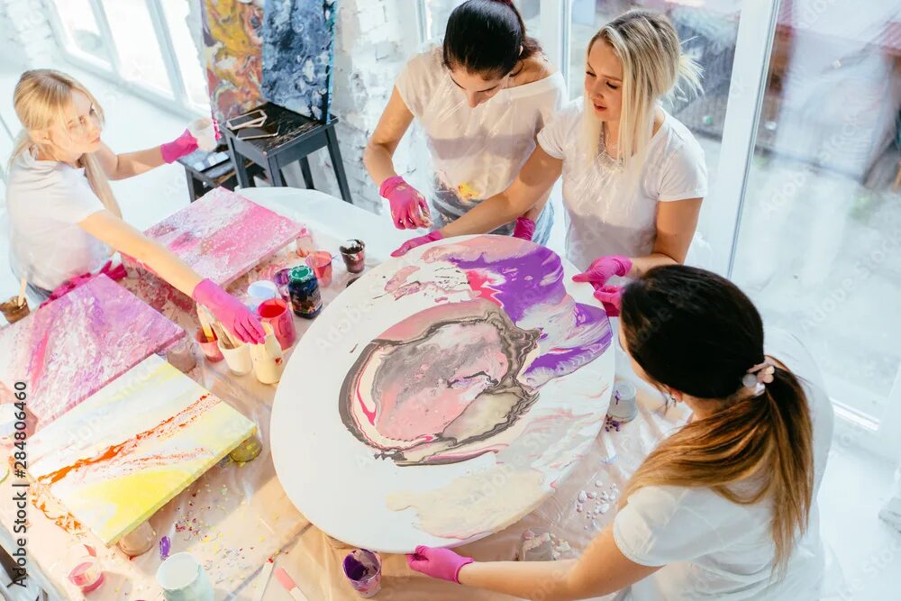 Свидание на мастер классе. Рождественские мастер классы кулинарии. Кулинарная мастерская для детей. Дети расписывают игрушки. Куда сходить на мастер класс.