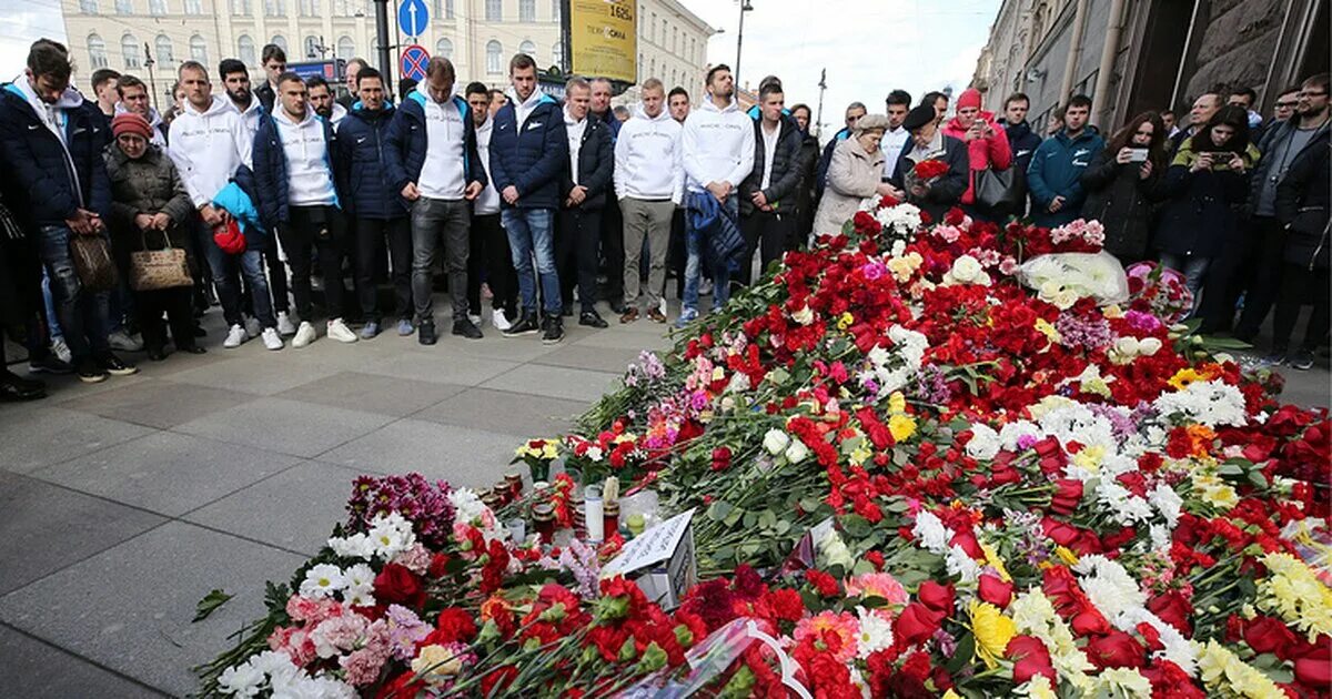 День памяти Санкт-Петербург. Теракт в Петербургском метрополитене. Футболист почтил память. Возложения цветов при теракте у Щома.