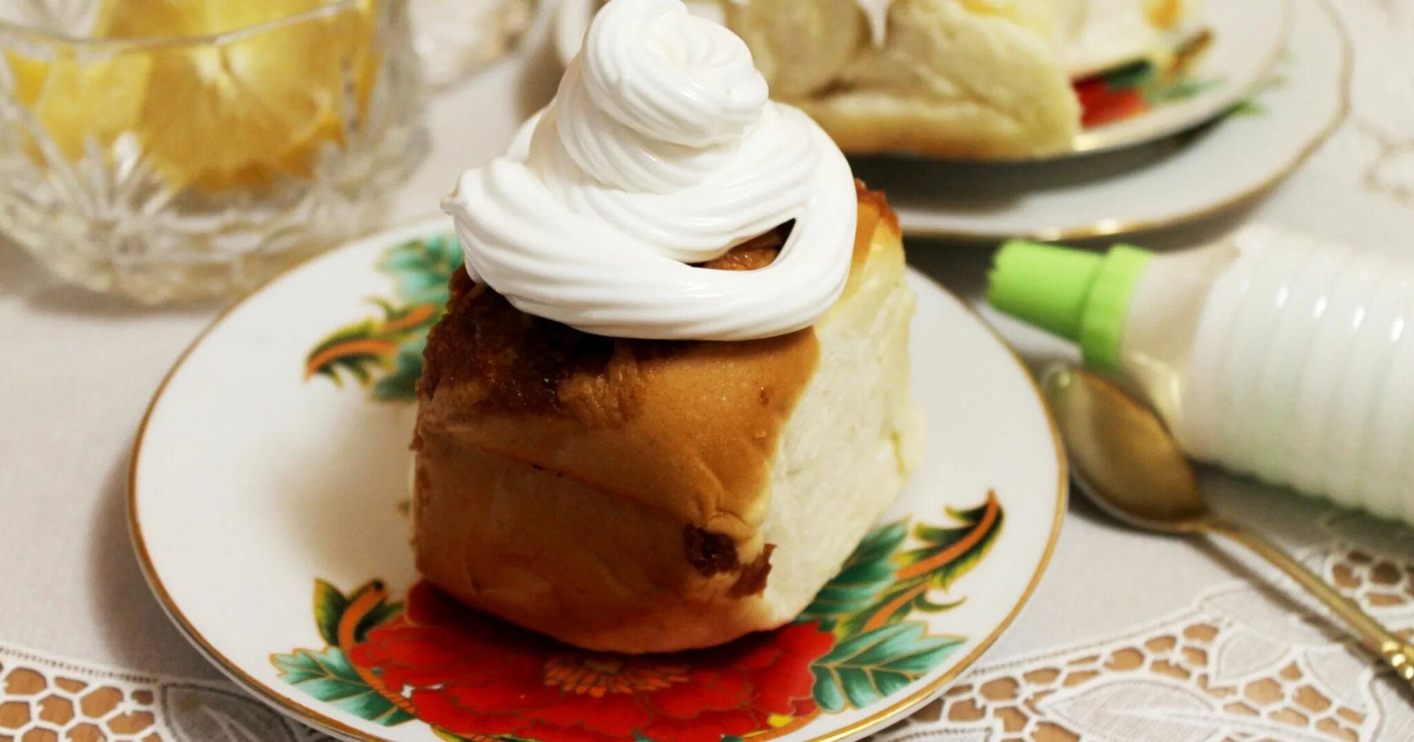 Булочка с помадкой. Помадка из сахарной пудры. Глазурь с сахарной пудрой. Булочка с белой глазурью. Булочка с помадкой.