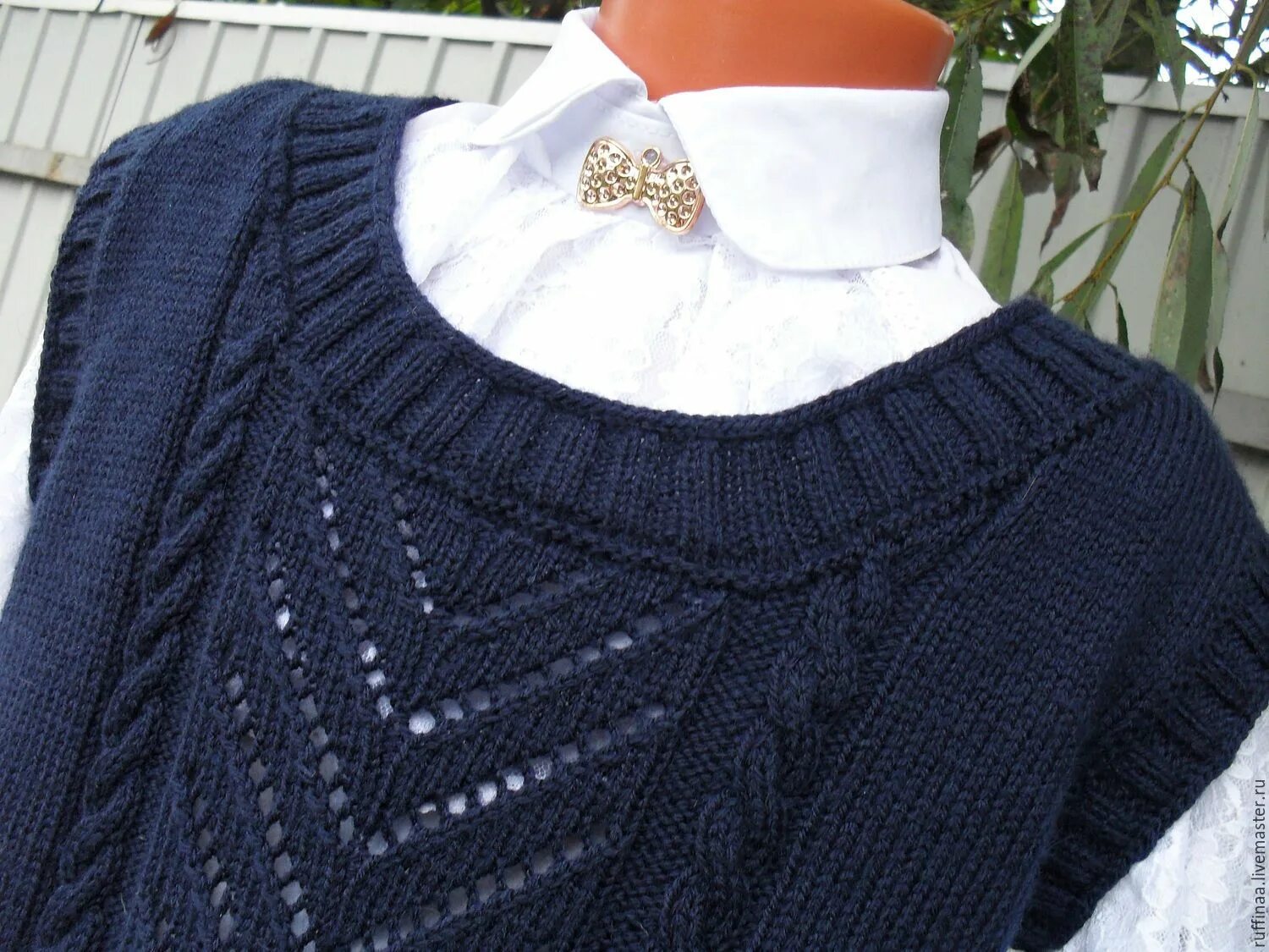 Вязаная жилетка для девочки в школу. Связать школьный. Жилет школьный для девочки вязаный. Вязаный фартук для школьной формы. Жакет трикотажный для девочек.