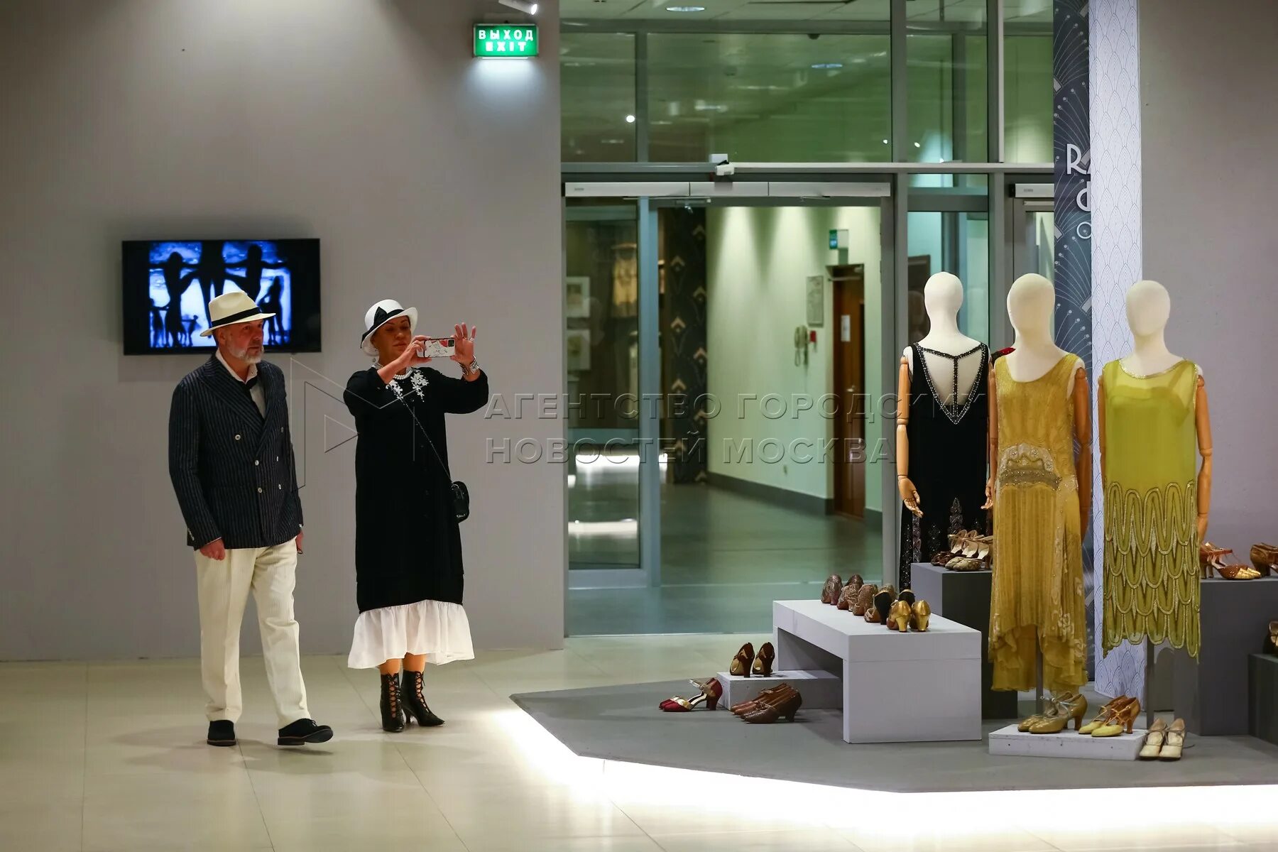 Выставка облаченная в роскошь женщина ар-деко. Облаченная в роскошь выставка вднх. Облаченная в роскошь выставка. Выставка на вднх мода арт деко. Облаченная, в роскошь.